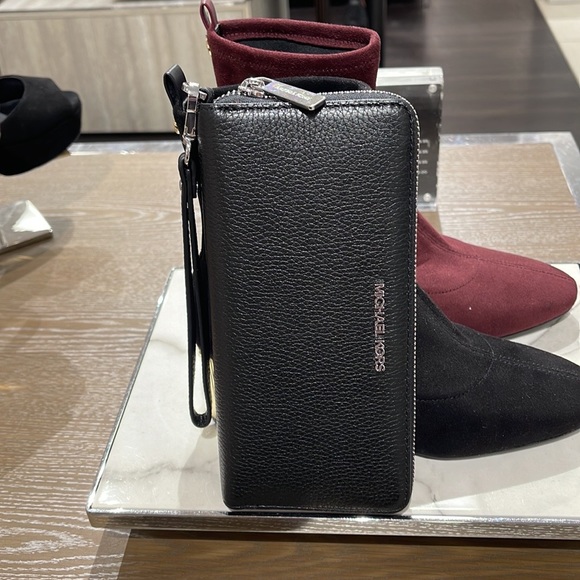 MICHAEL KORS LARGE TRAVEL CONTINENTAL WRISTLET WALLET PHONE HOLDER BLACK /Silver - Picture 2 of 16